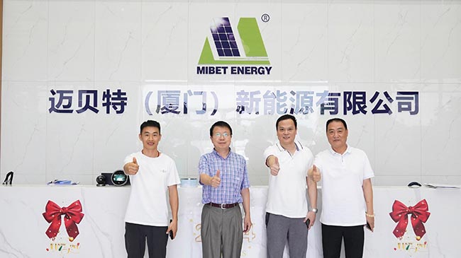 邁貝特領(lǐng)導(dǎo)與會長、秘書長合影