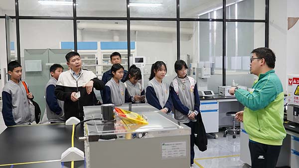 邁貝特?cái)y手青少年探索綠色智造工廠